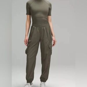 Lululemon lightweight cargo mid rise hiking pant size 12 NWT green